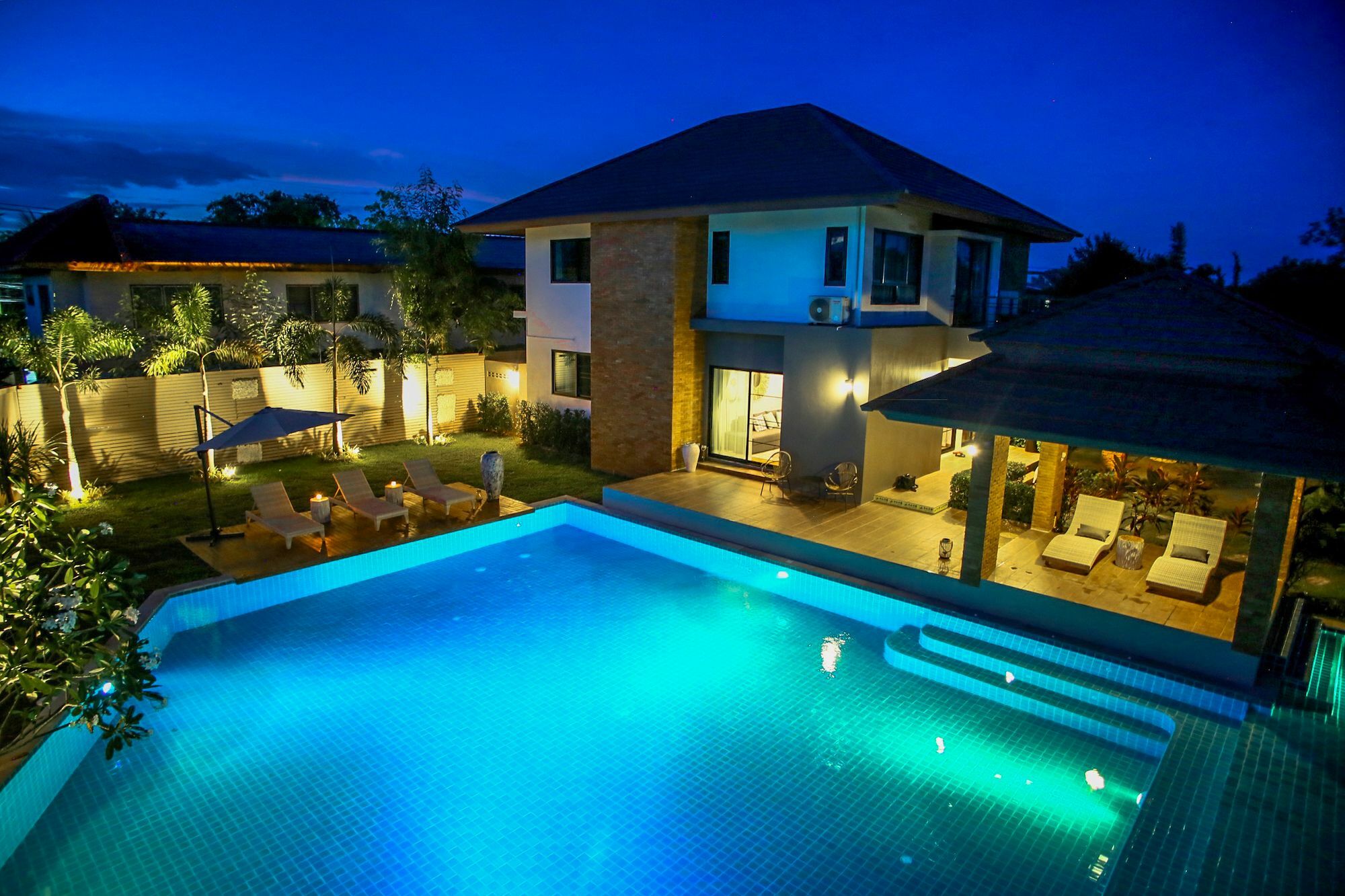 Moin 1617 Luxury Double-Pool Villa Чиангмай Экстерьер фото