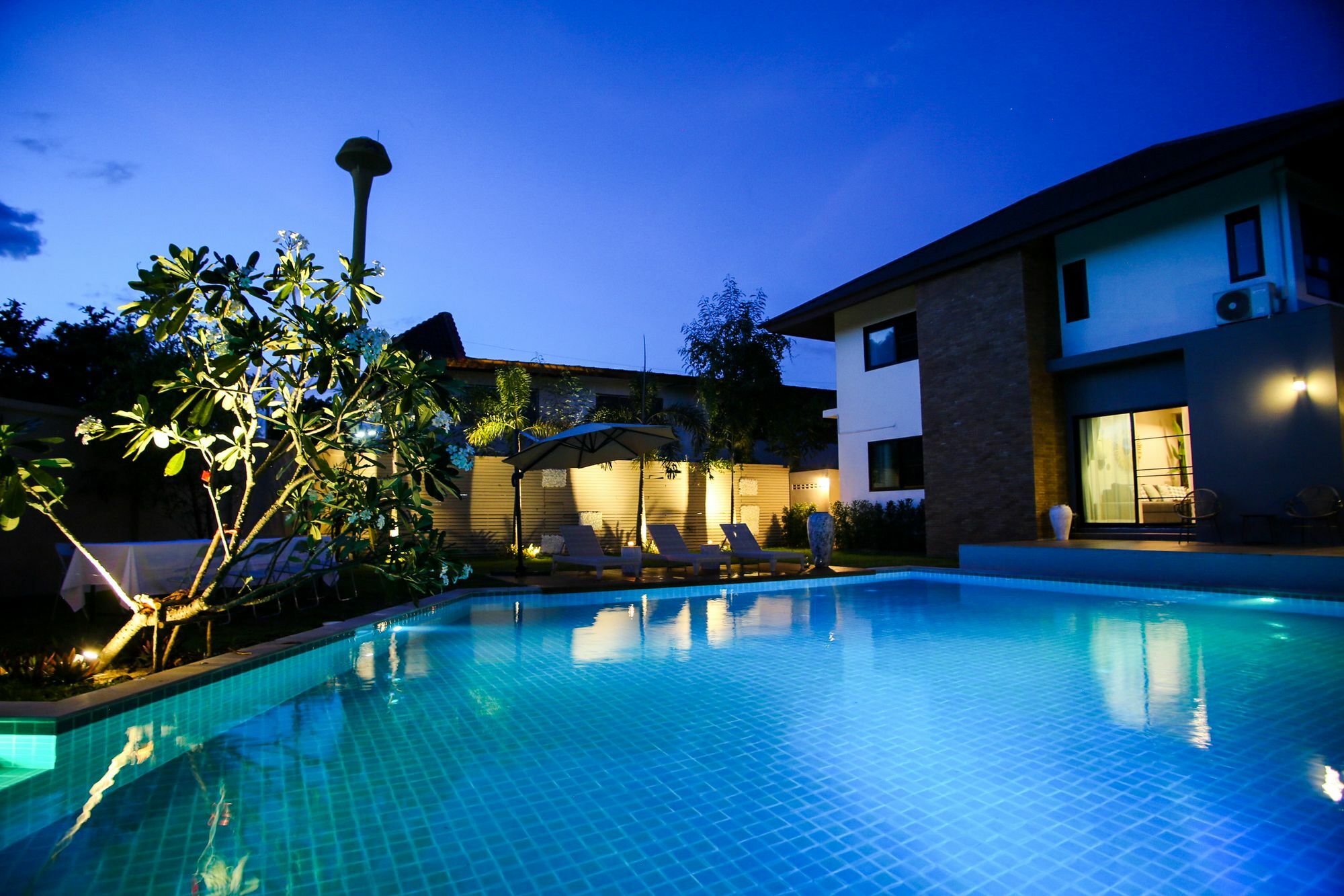 Moin 1617 Luxury Double-Pool Villa Чиангмай Экстерьер фото